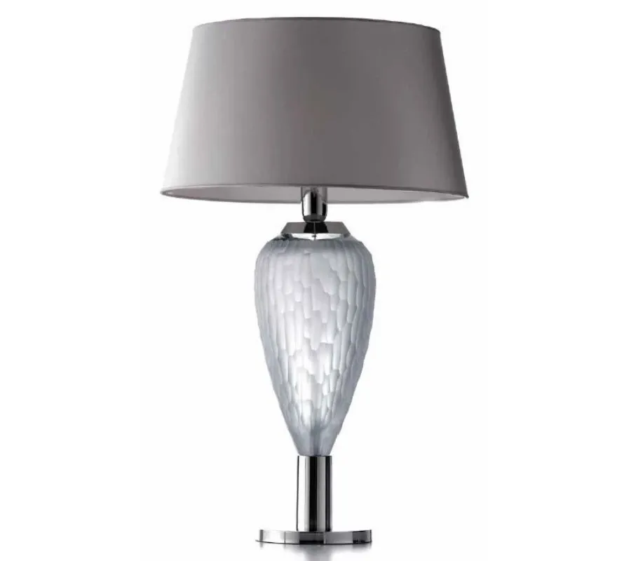 obrazek 1 Piękna lampa stołowa z ręcznie wycinanego matowoszarego włoskiego kryształu z szarym kloszem z tkaniny - Il Paralume Marina
