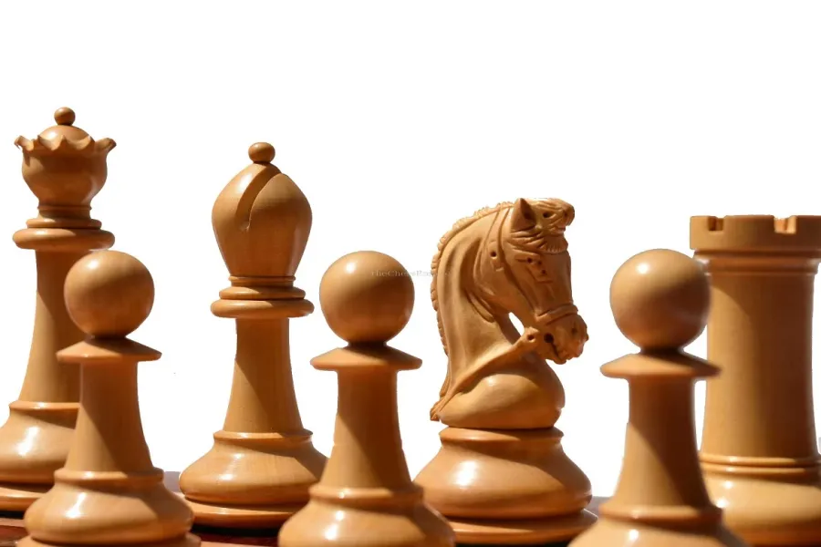 obrazek 4 Stylowy zestaw szachowy ukazujący drobiazgowe detale wykonania ręcznego - The Chess Empire