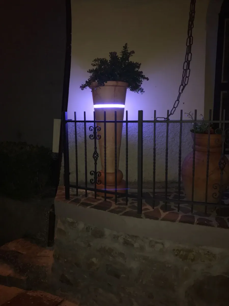 obrazek 3 Włoski wazon z terakoty i oświetleniem LED do ogrodu