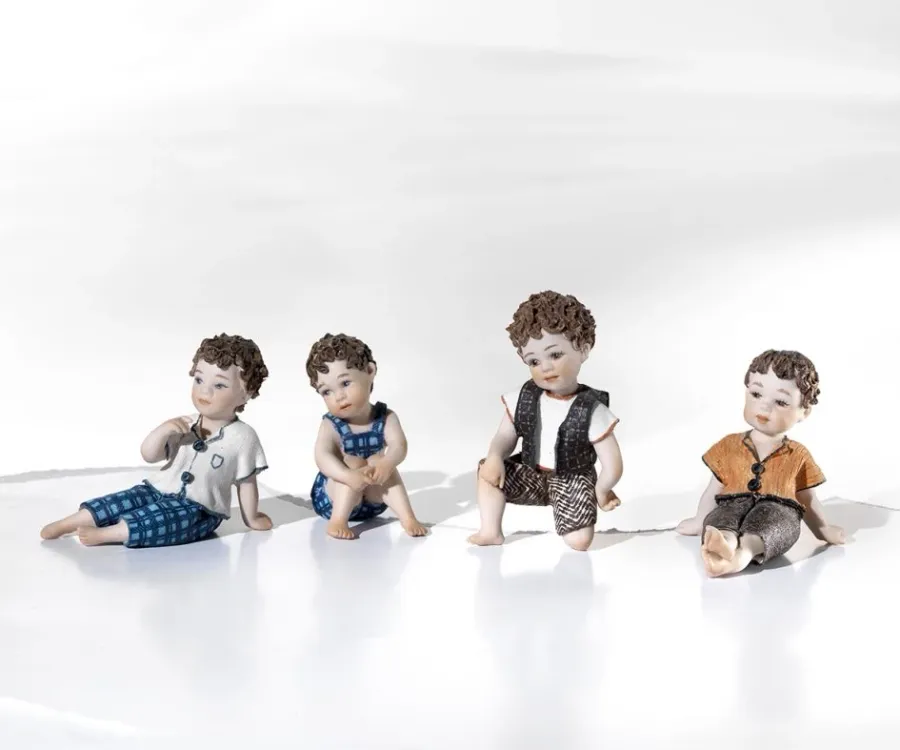 obrazek 2 Figurka młodego chłopca wykonana z porcelany - Sibania