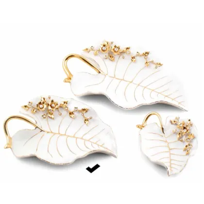 Zdjęcie Ekskluzywna ozdoba - ceramiczny liść ze złotymi kwiatami - Bruno Costenaro