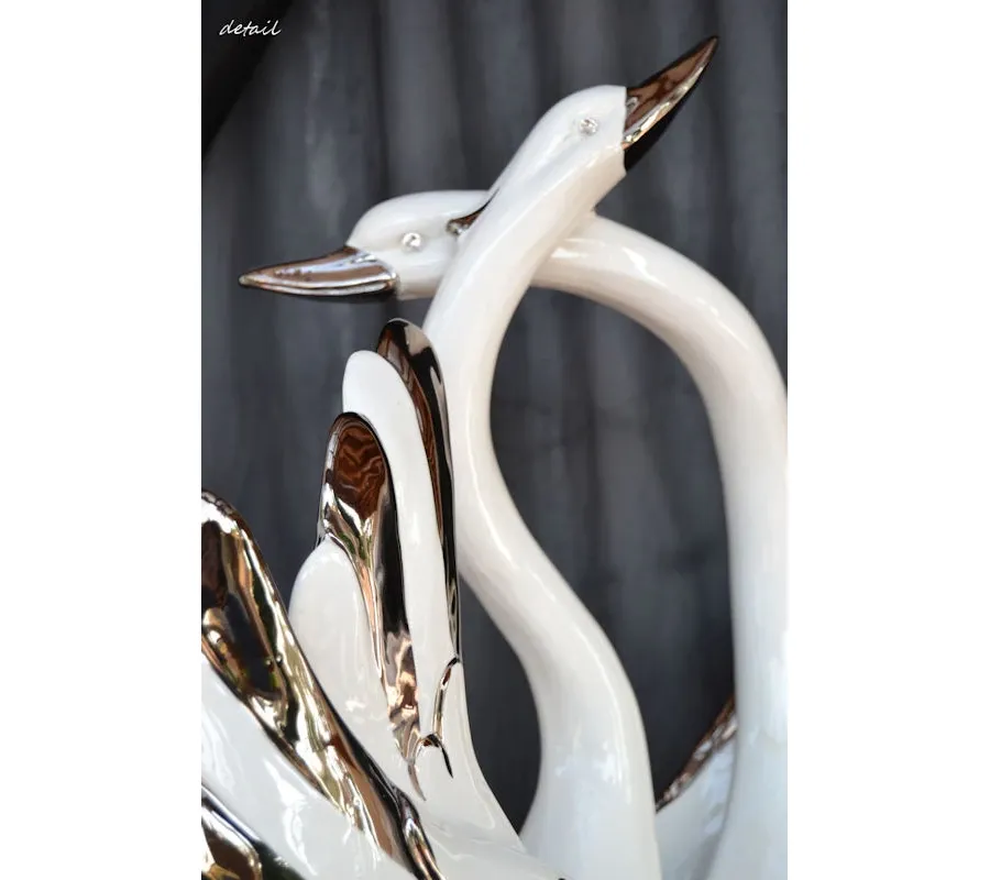 picture 3 Luxurious swans