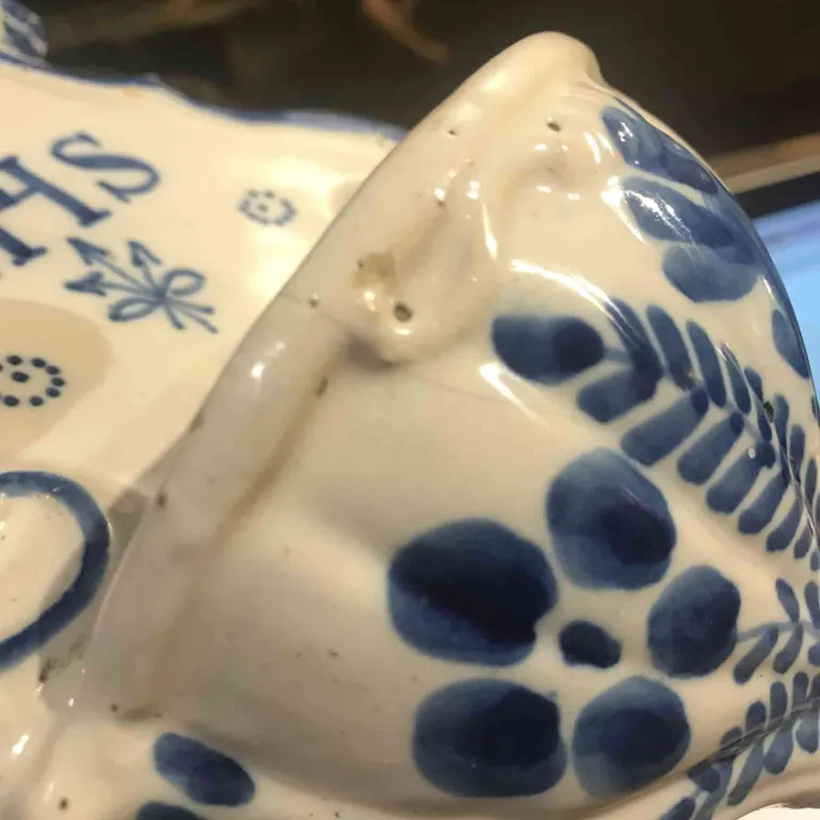obrazek 2 Zabytkowa kropielnica ceramiczna z białym tłem i niebieskimi dekoracjami