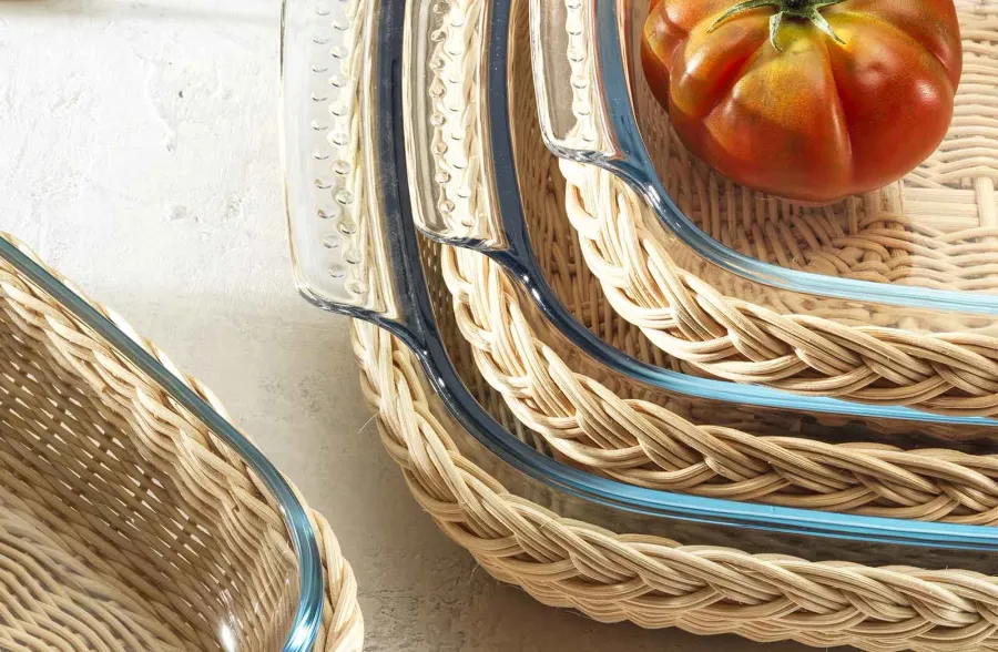 obrazek 3 Kosz na prostokątne naczynie do pieczenia z naturalnej wikliny zawierający szkło pyrex