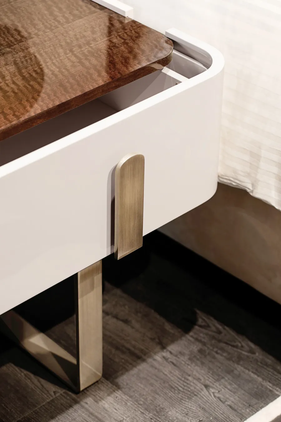 obrazek 4 Piękna włoska szafka nocna do sypialni - styl modernistyczny