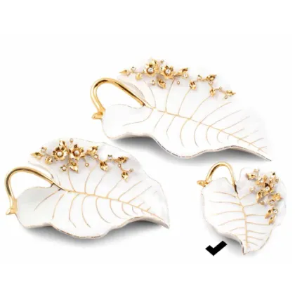 Zdjęcie Ekskluzywna ozdoba - mały ceramiczny liść ze złotymi kwiatami - Bruno Costenaro