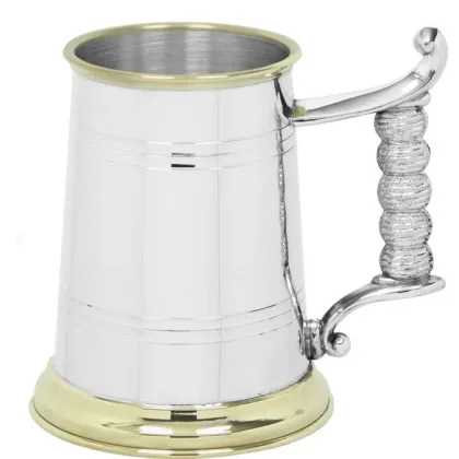 Zdjęcie Cynowy i mosiężny kufel do piwa z eleganckim uchwytem w stylu sznurka