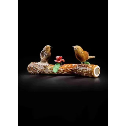 Zdjęcie Fantastyczna rzeźba przedstawiająca dwa ptaki odpoczywające na gałęzi szkło Murano