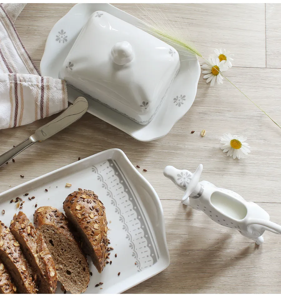 obrazek 2 Kwadratowa maselniczka z porcelany z subtelnym czerwonym zdobieniem – Leander