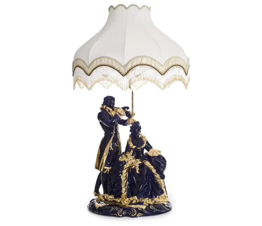 obrazek 1 Włoska barokowa lampa – figura grającego mężczyzny i słuchającej damy wykonana z ceramiki - Ceramiche ML