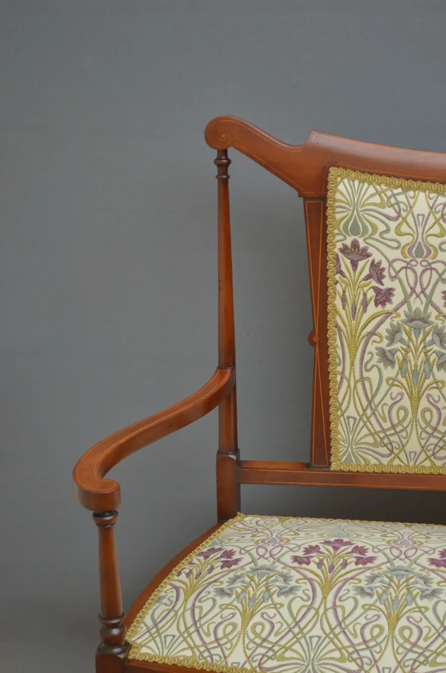 obrazek 2 Stylowa sofa w stylu secesyjnym, o profilowanej i inkrustowanej górnej poręczy,