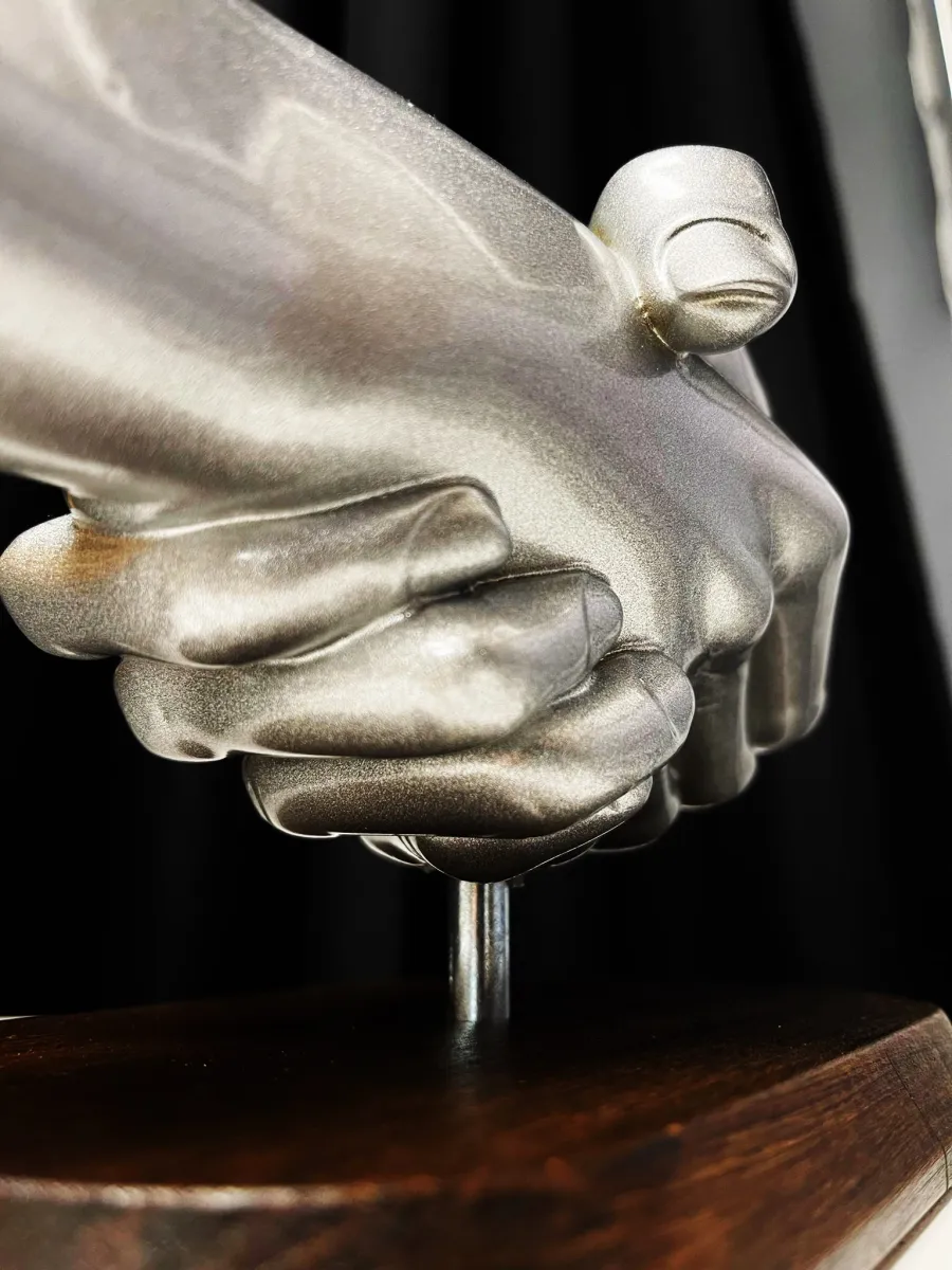 obrazek 3 Uścisk dłoni - niesamowita statuetka na prezent
