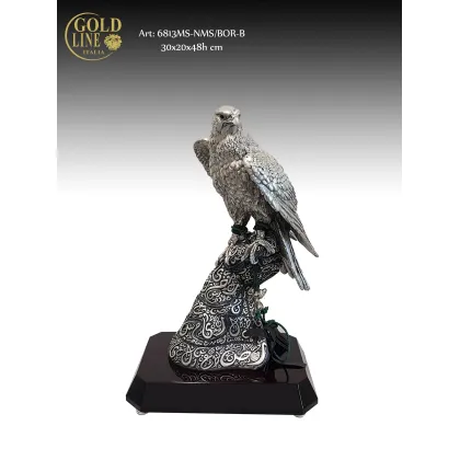 Zdjęcie Szykowny orzeł na czarnej podstawce