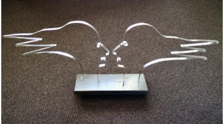 obrazek 2 Elegancka statuetka ze stali nierdzewnej "Twarzą w twarz" - idealna okazja na jubileusz firmy