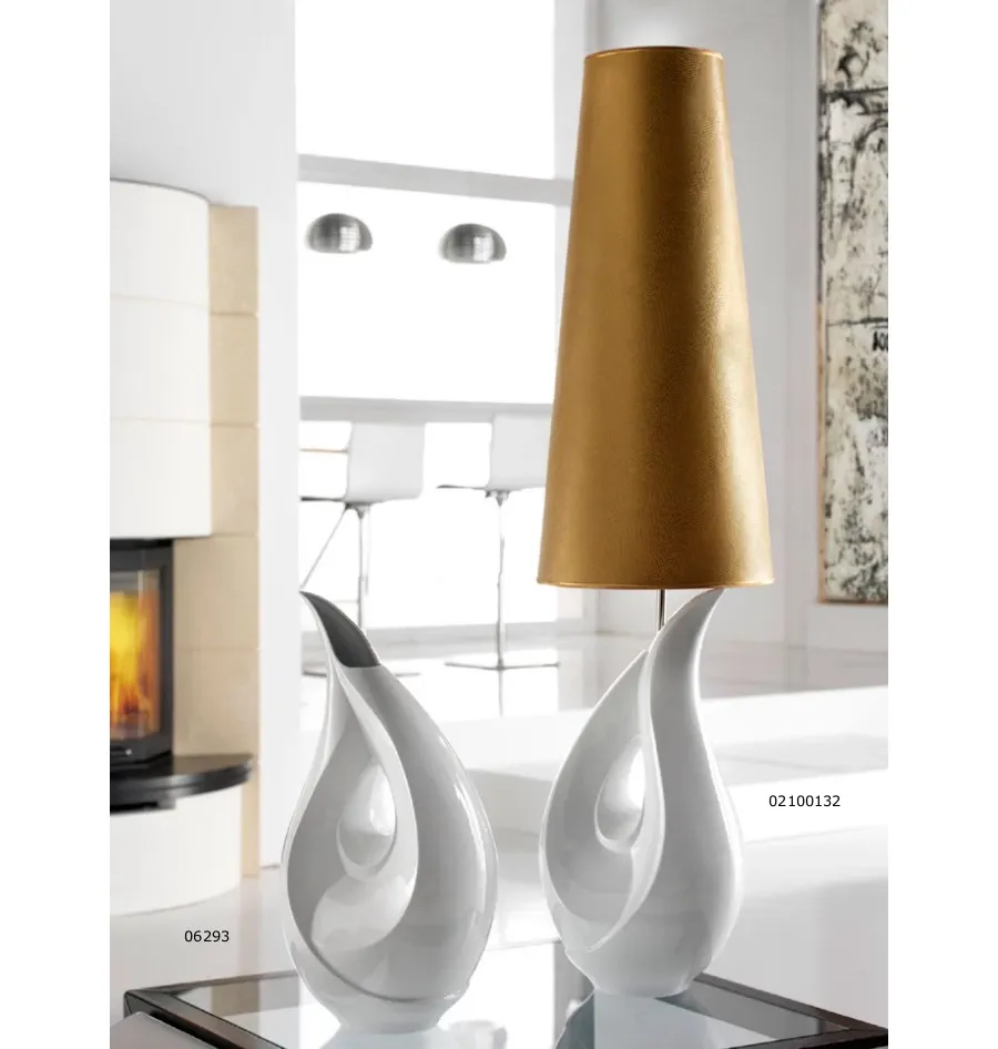 obrazek 2 Wysoka lampa z porcelany ze stożkowatym abażurem