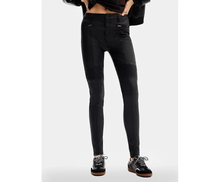 obrazek 1 Desigual Spodnie z imitacji skóry Oslo 24SWPW26 Czarny Slim Fit