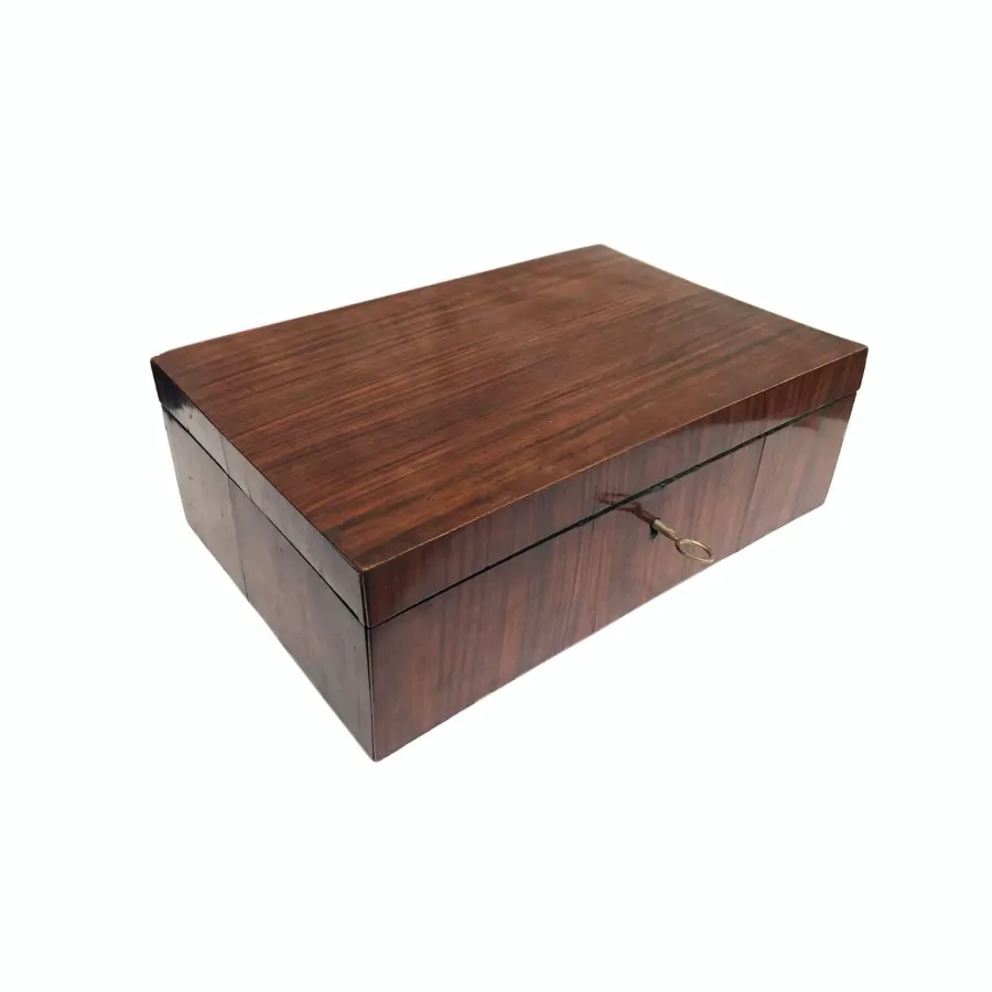 obrazek 2 Pudełko na biżuterię z lusterkiem pod pokrywą i wnętrzem podzielonym na jedenaście przegródek