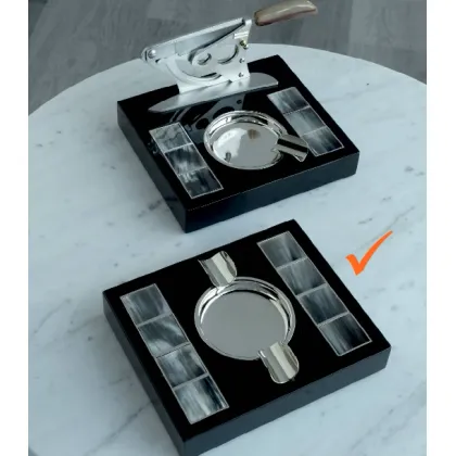 Zdjęcie Stylowa popielniczka z niklowanego mosiądzu, róg i czarne drzewo