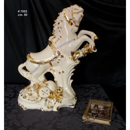 Zdjęcie Fantastyczna figurka dekoracyjna konia z ceramiki
