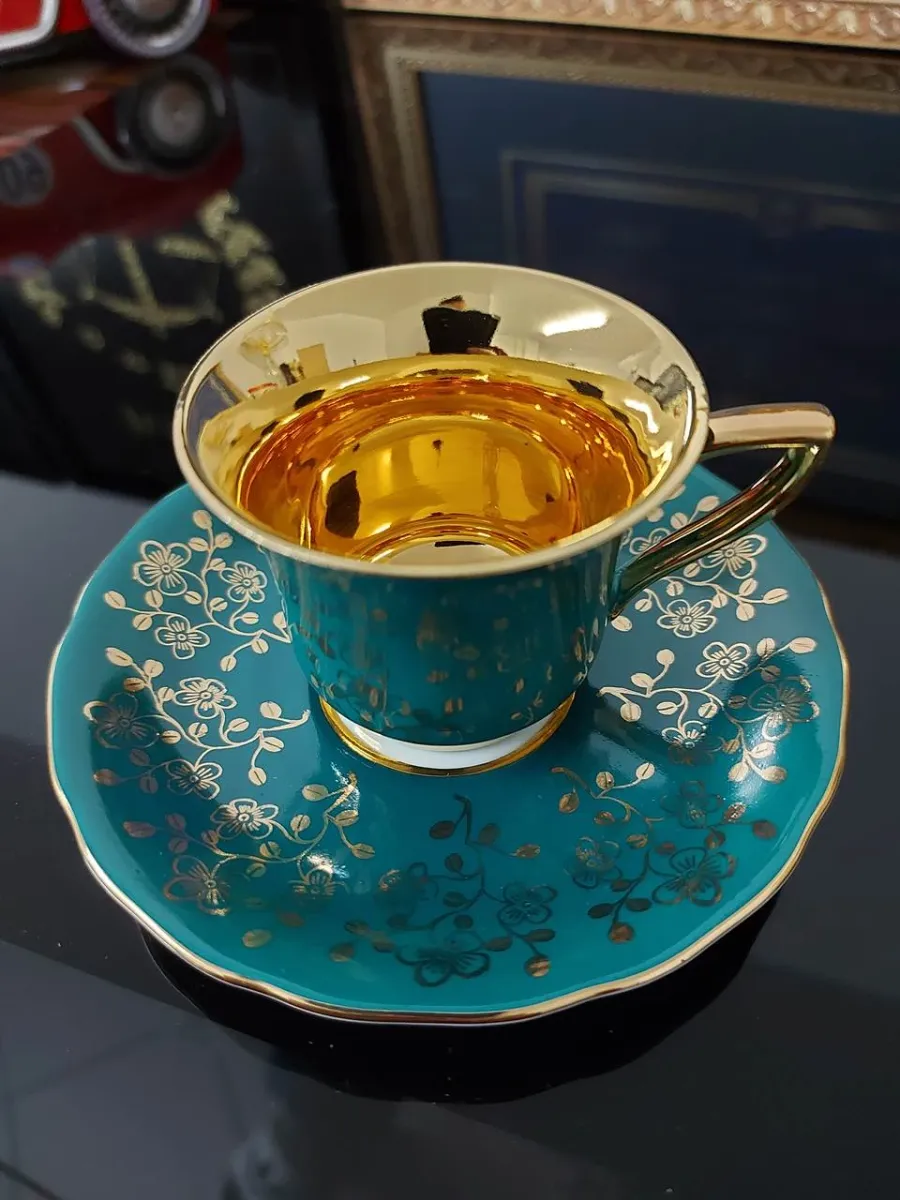 obrazek 2 Porcelanowa filiżanka do espresso Windsor ze spodkiem w kolorze ciemnozielonym zdobiona złotym motywem kwiatowym – Leander