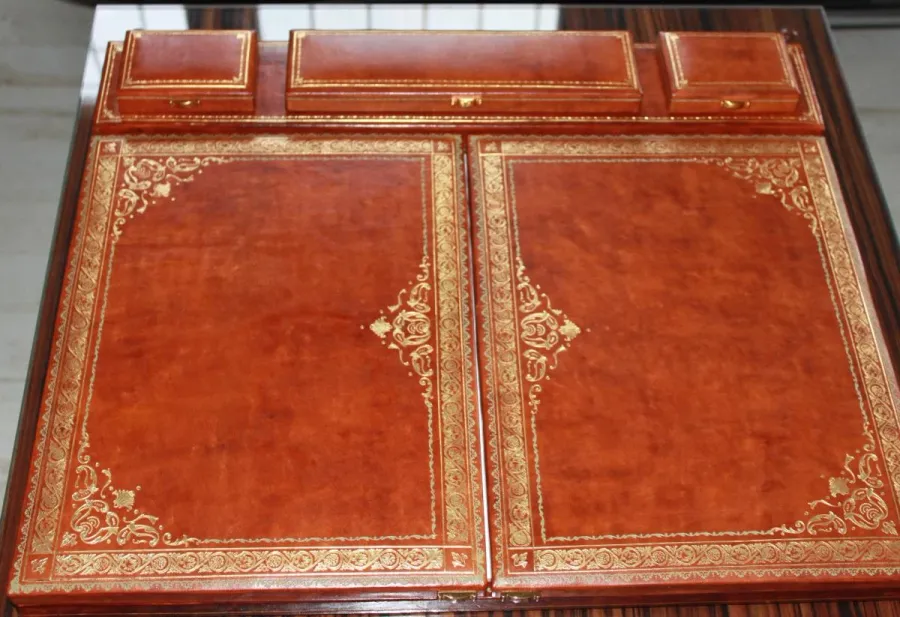 picture 3 Complete desk set with 2 doors