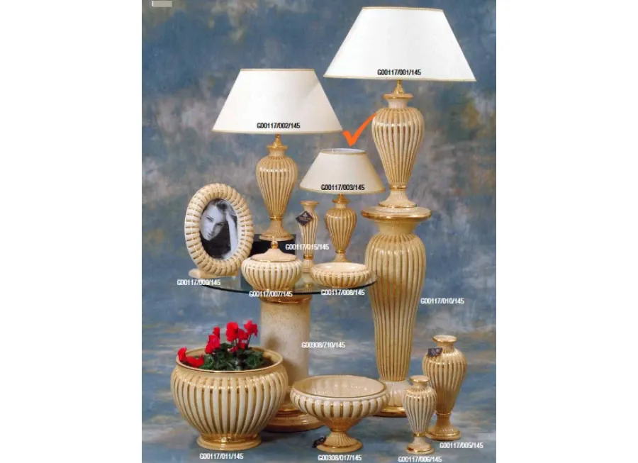 picture 1 A small, elegant desk lamp