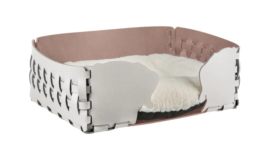 obrazek 1 Skórzane legowisko dla psa 35x20xH15 cm zdobione motywem psich głów w kolorze perłowym