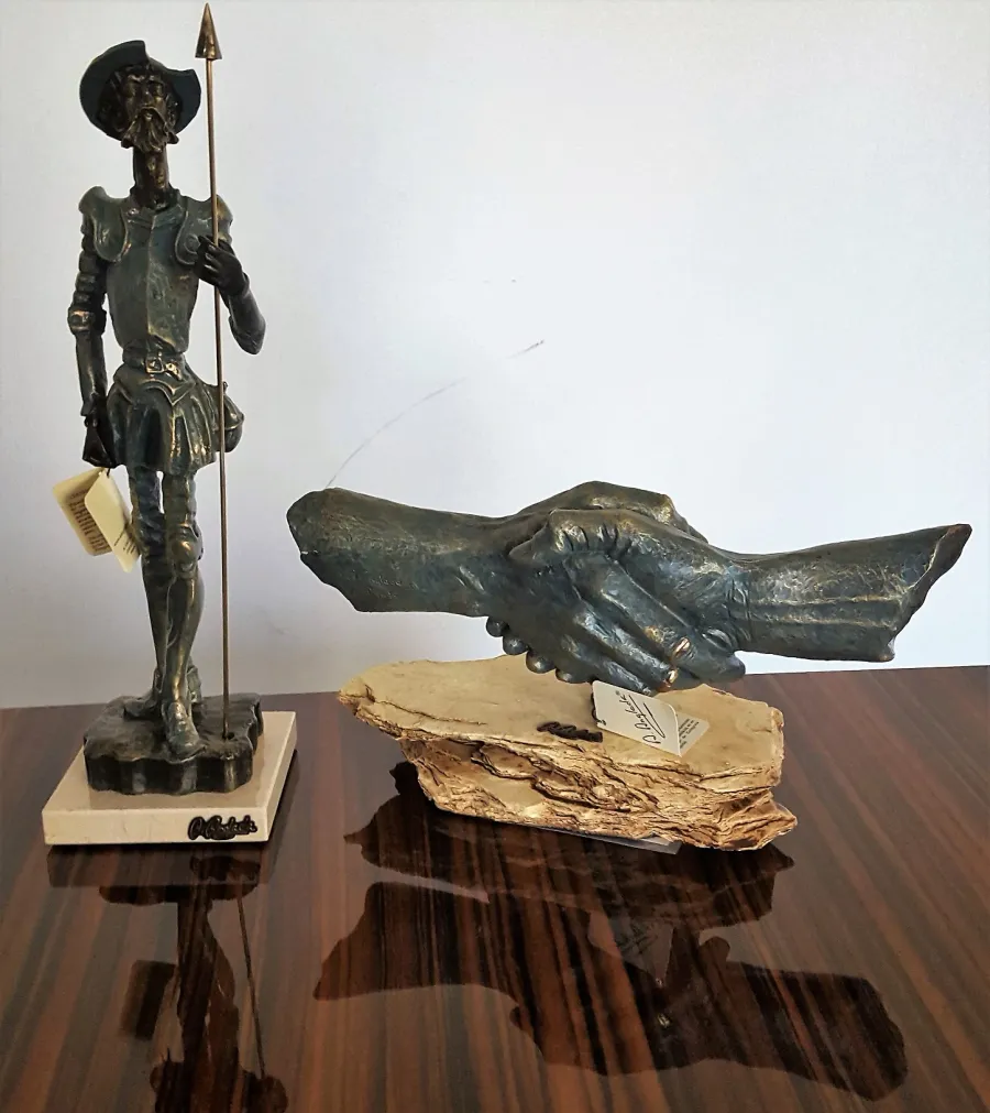 picture 6 Handshake - a sculpture for a gift for the boss!