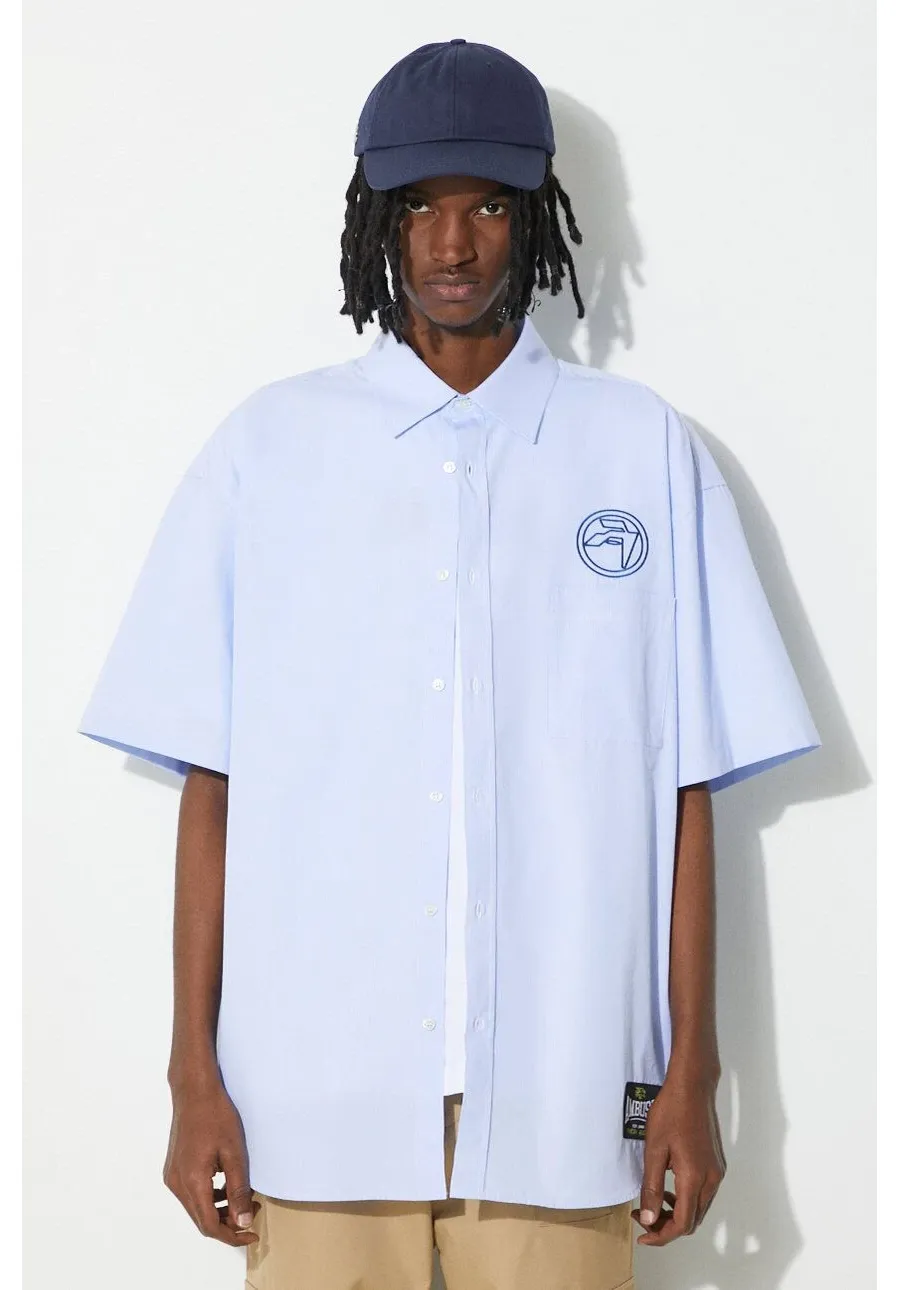obrazek 1 AMBUSH koszula bawełniana Emblem Striped S/S Shirt męska kolor niebieski relaxed z kołnierzykiem klasycznym BMGG001S24FAB