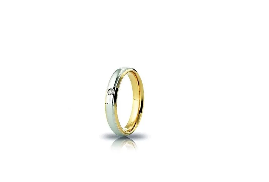 obrazek 1 Piękna Obrączka z białego i żółtego złota z diamentem o masie 0,03 ct. 4mm szerokości