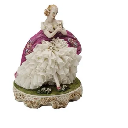 Zdjęcie Figurka kobiety z porcelany