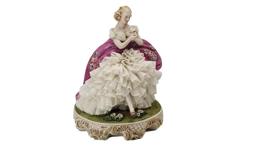 obrazek 1 Figurka kobiety z porcelany