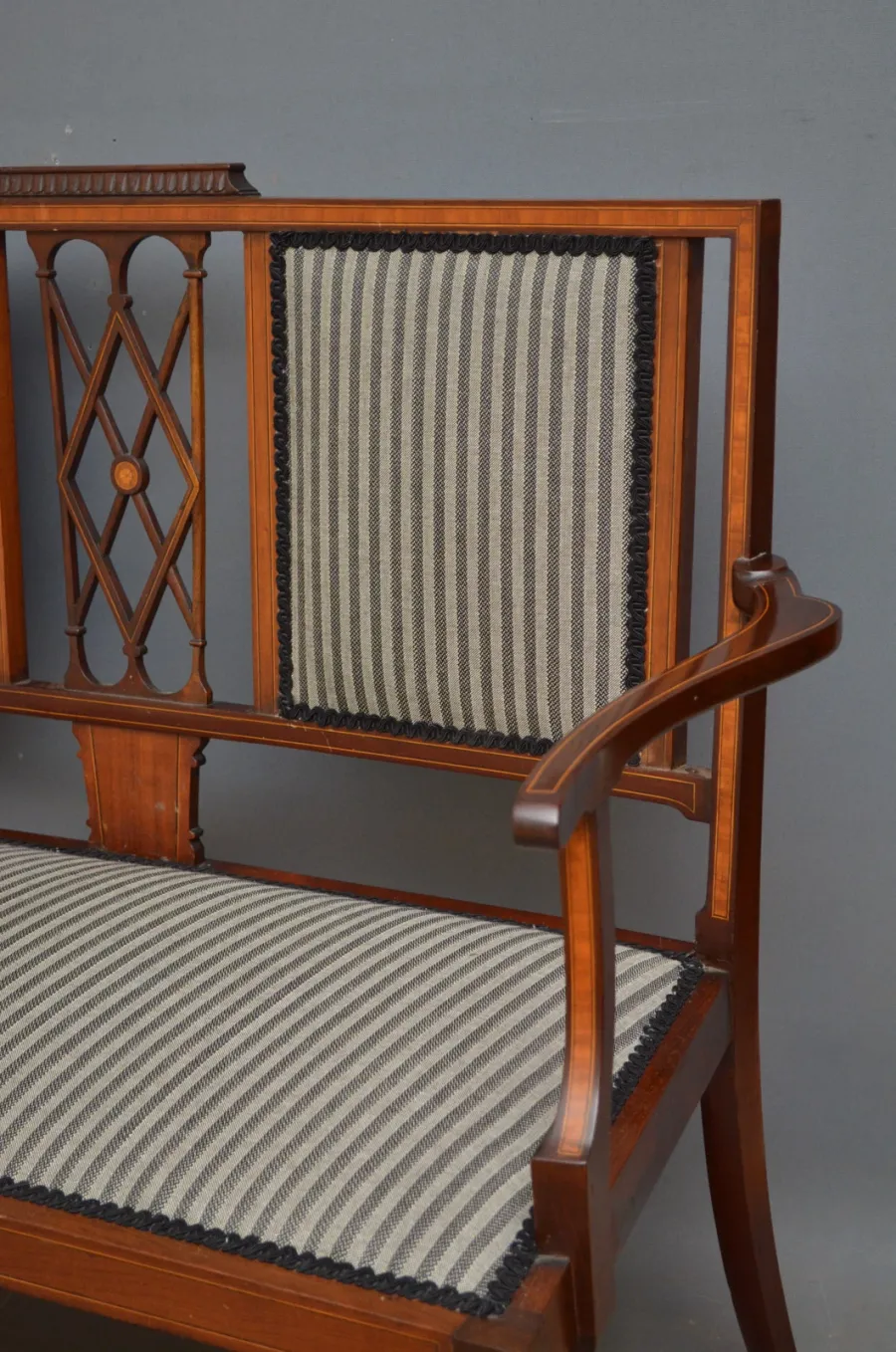 obrazek 7 Edwardiańska, mahoniowa i inkrustowana sofa o prostym i eleganckim designie