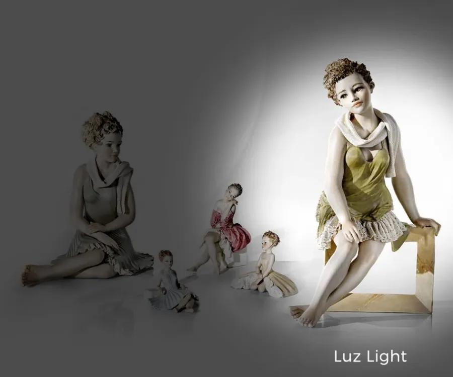 obrazek 1 Porcelanowa kobieta siedząca na marmurowej ławce - Sibania