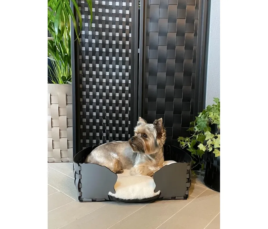 obrazek 2 Czarne skórzane legowisko dla psa 45x30xH15 cm zdobione motywem psich głów