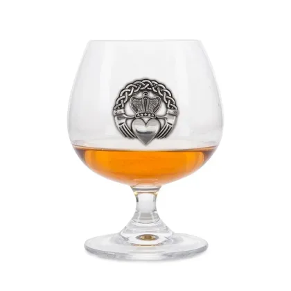 Zdjęcie Wyjątkowy prezent – kieliszek do brandy zdobiony cynowym wzorem Claddagh
