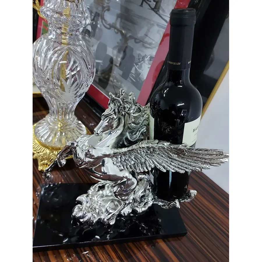 obrazek 7 Figura skrzydlatego konia - podstawka na wino - ArtBe