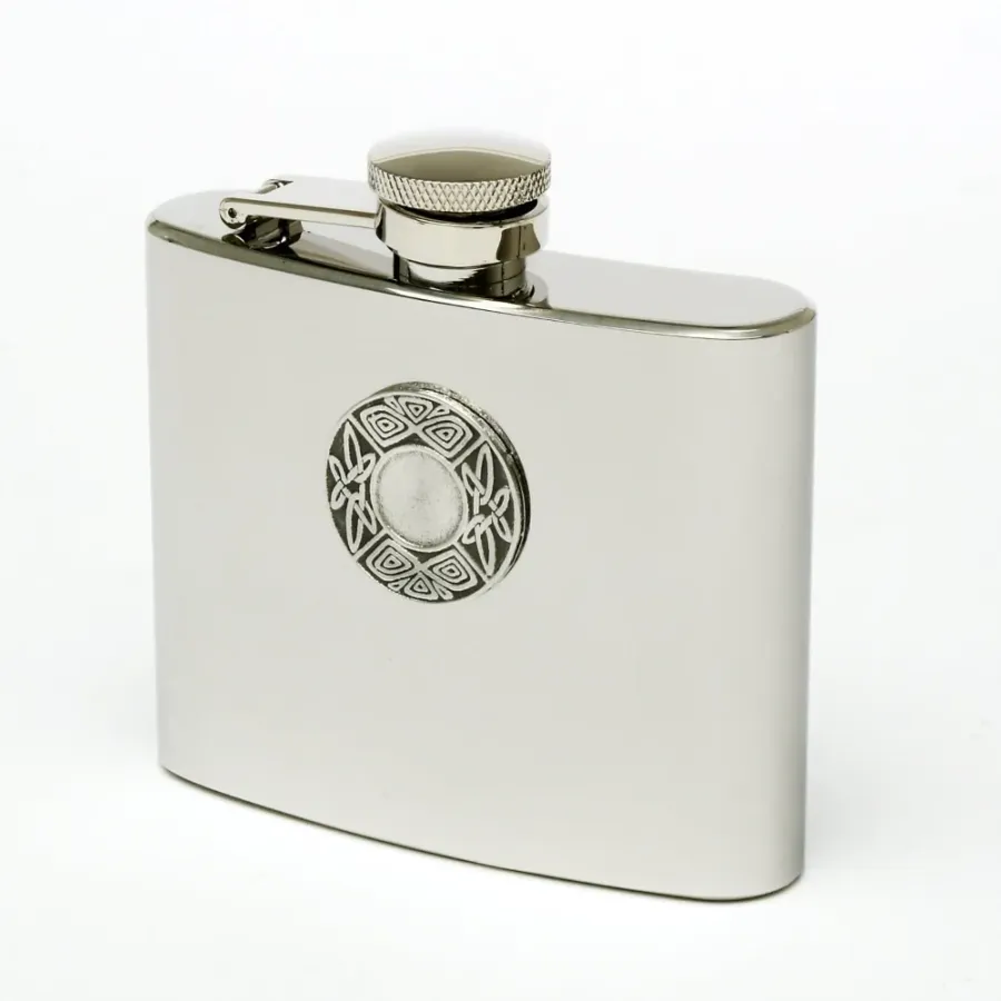 obrazek 1 Stylowa piersiówka ze stali nierdzewnej zdobiona celtyckim ornamentem