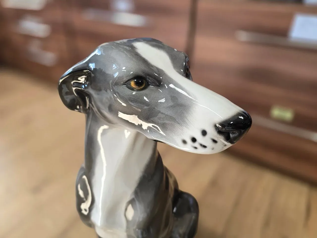 Ceramiczna figura charta - włoska dekoracja