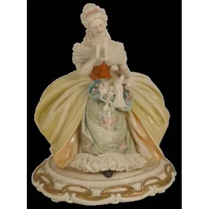 Zdjęcie Luksusowa figurka z porcelany - kobieta z gołębiami