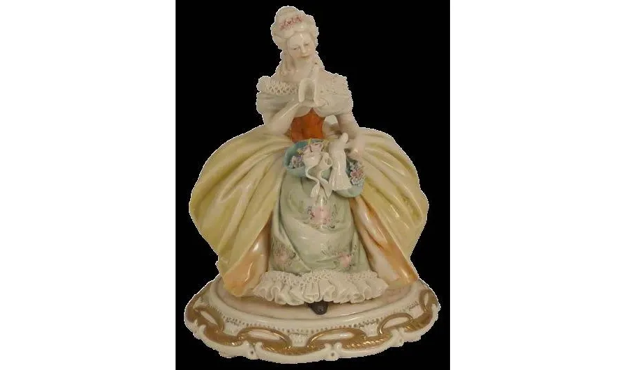 obrazek 1 Luksusowa figurka z porcelany - kobieta z gołębiami