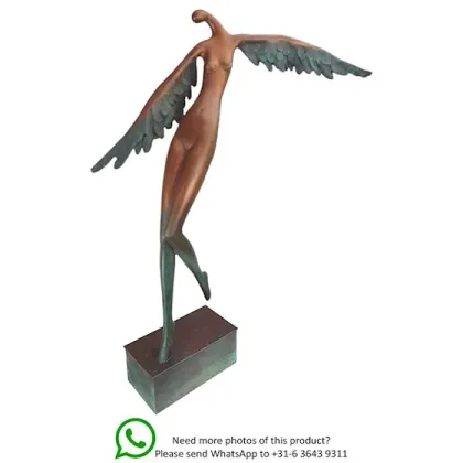 Zdjęcie Piękna rzeźba przedstawiająca anioła wykonana z brązu