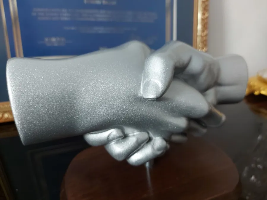 obrazek 4 Uścisk dłoni - niesamowita statuetka na prezent