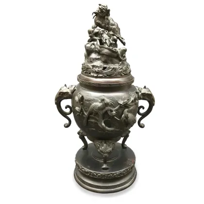 Zdjęcie Antyczna japońska kadzielnica z brązu spoczywająca na okrągłej podstawie