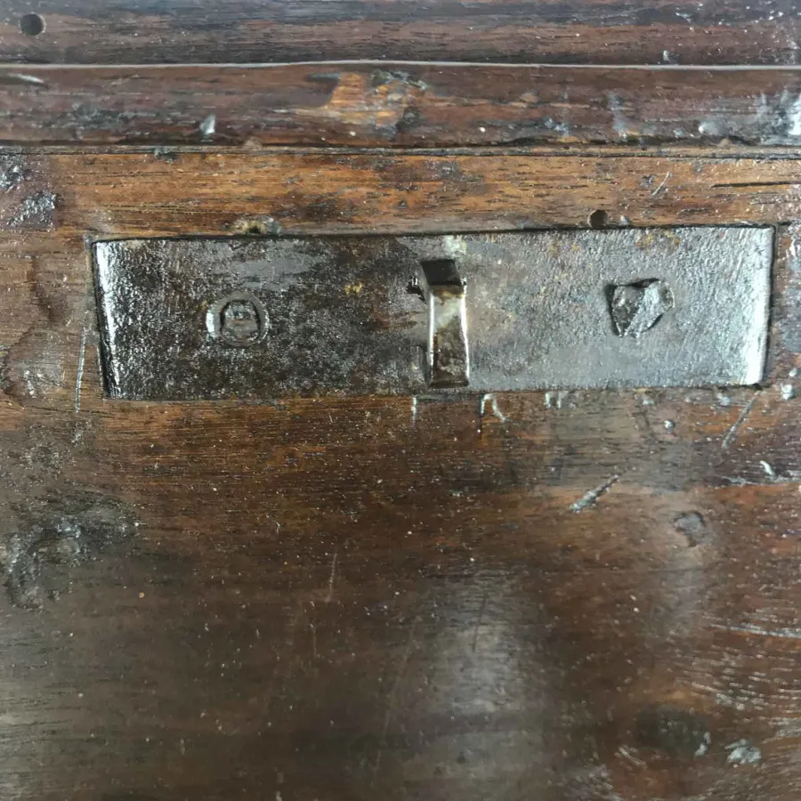 obrazek 9 Orzechowe pudełko z wieczkiem i funkcjonalnym zamkiem, ciemna patyna z końca XVIII wieku