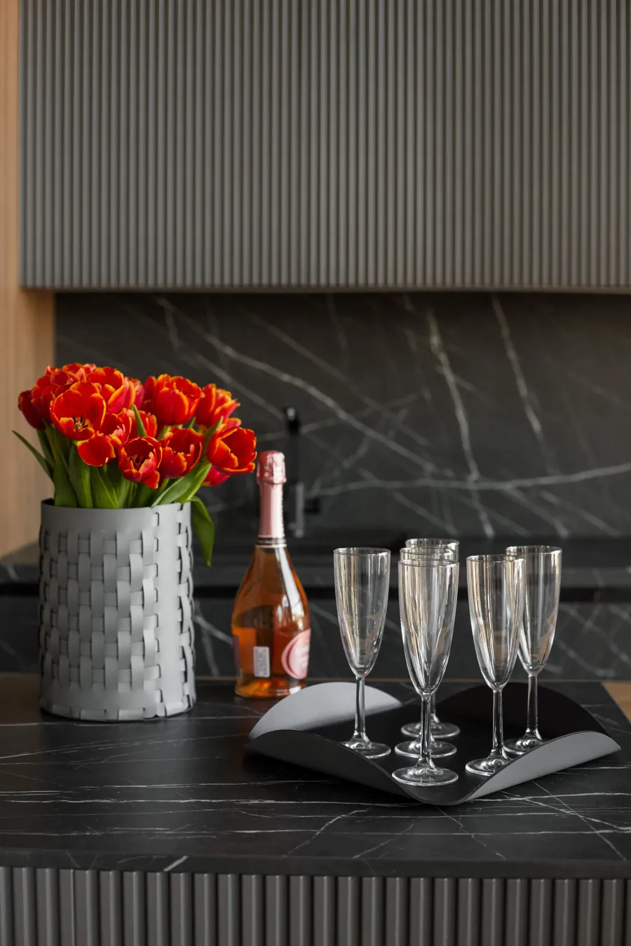 obrazek 2 Stylowa czarna skórzana podstawka na sosy i przyprawy 35x35xH2,5 cm