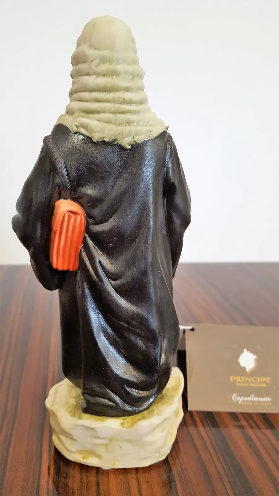 obrazek 6 Elegancka porcelanowa figurka notariusza