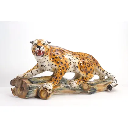 Picture Leopard on a tree trunk