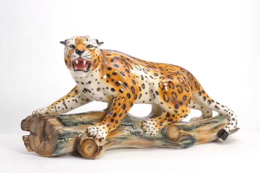 obrazek 1 Leopard na pniu drzewa
