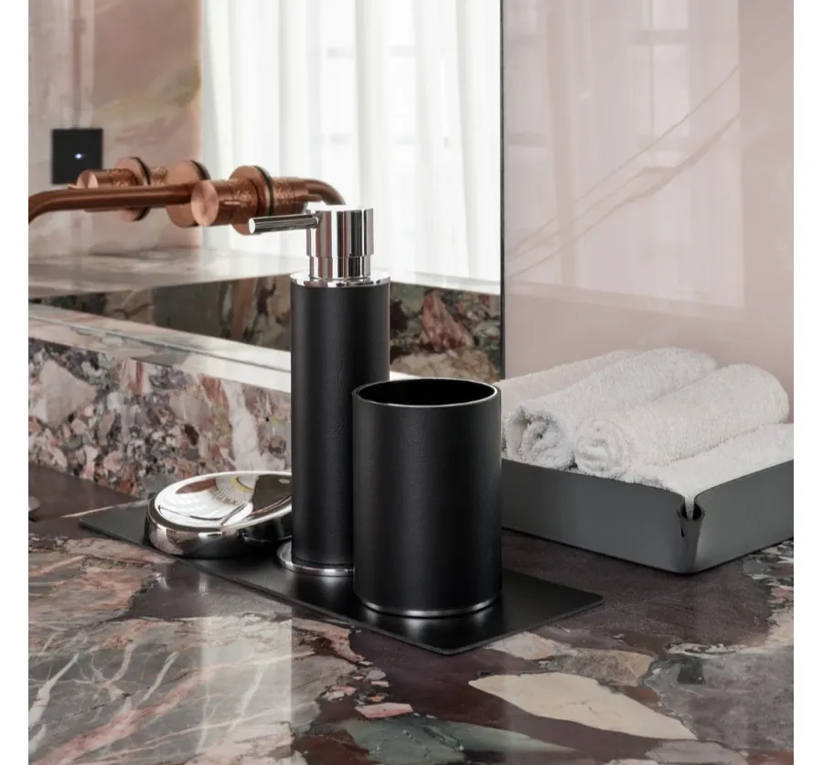 obrazek 3 Ekskluzywny chromowany dozownik Ø7xH19 cm z czarnym skórzanym wykończeniem